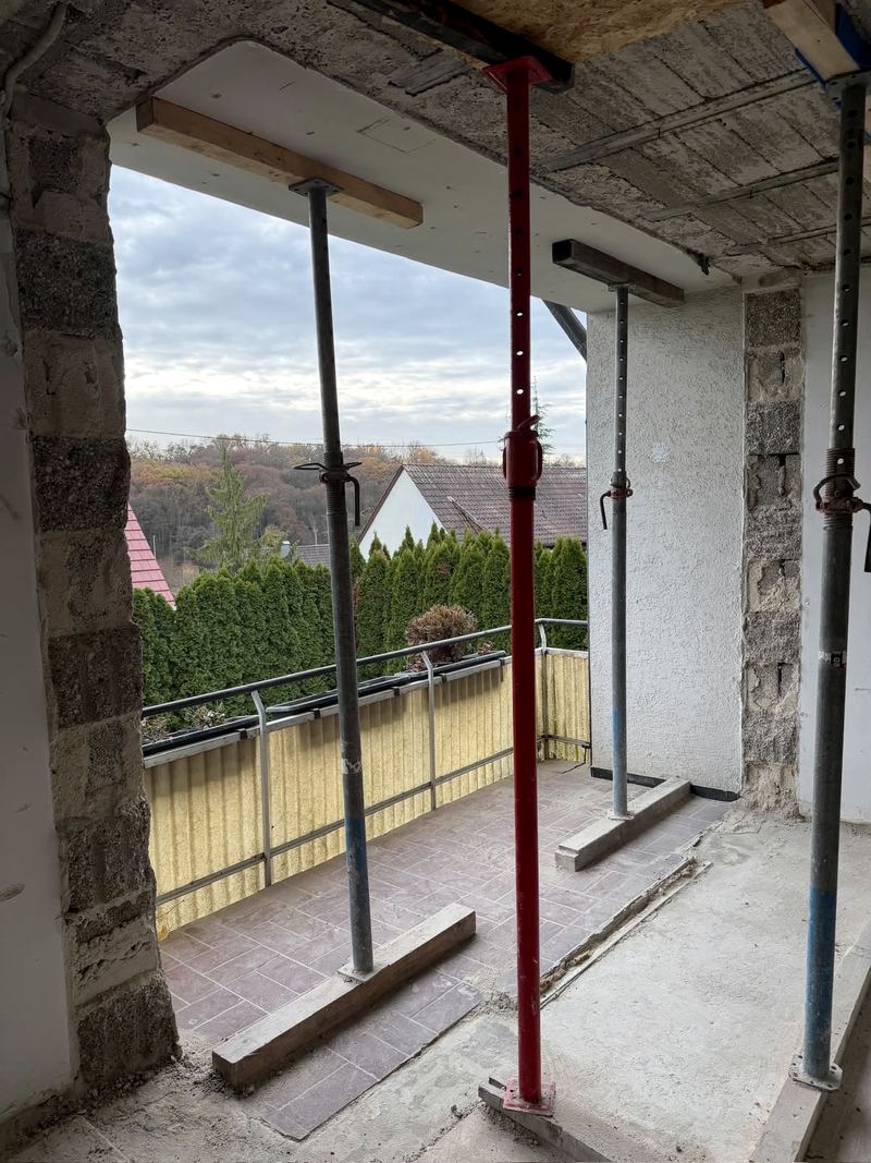 Geöffnete Außenwand zum Balkon, Baustützen tragen die Decke