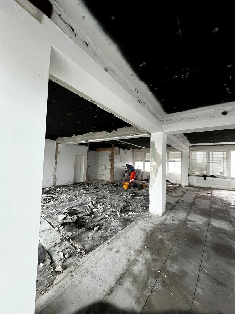 Entkernte Gewerbefläche mit freigelegter Decke und Stützen
